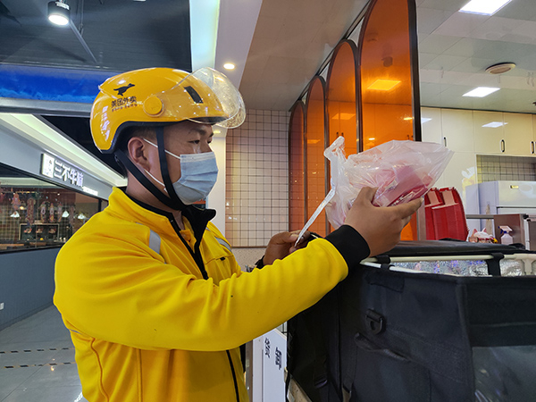 6月1日，外卖小哥王伟峰在取餐。&nbsp; 受访者 供图