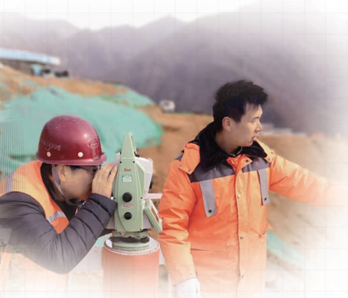 杨伯钢（左）在北京冬奥会延庆赛区监测雪车雪橇赛道施工情况。