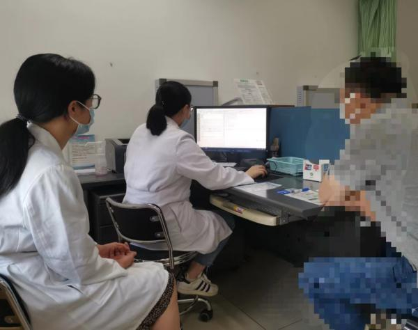 梁微微（左一）在教学门诊督导学生坐诊。本文图均为澎湃新闻记者 陆玫 图