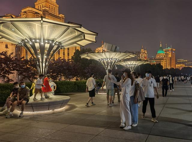 上海外滩，人们走累了，就坐在一旁休息、聊天。澎湃新闻记者 陈少颖 图