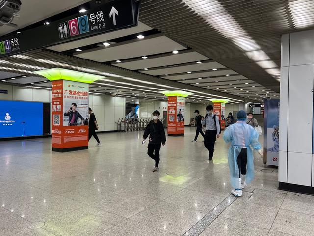 8时许，世纪大道的换乘站厅内有点空。澎湃新闻记者 陈逸欣 图