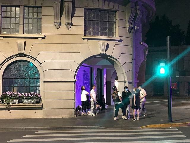 6月1日零点前，上海武康大楼，人们在路边闲谈。澎湃新闻记者 李佳蔚 图