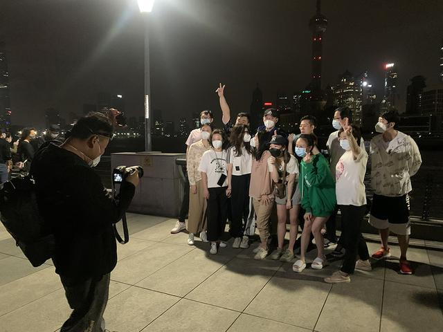 上海外滩江堤，同住虹口一个小区的居民们合影留念。澎湃新闻记者 朱奕奕 图