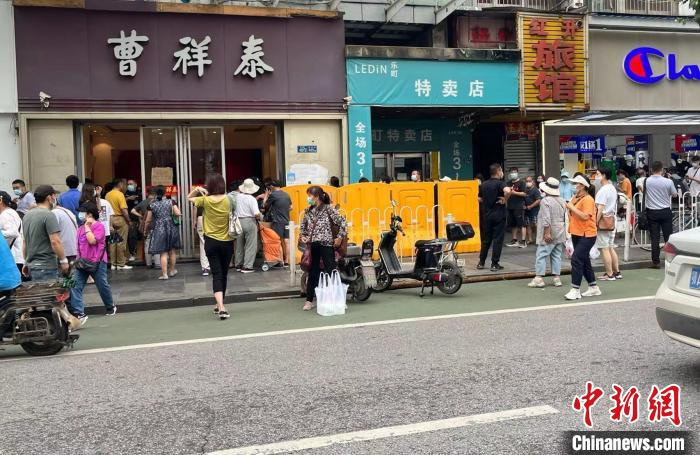 图为6月2日“曹祥泰”门前排起长队 武一力 摄