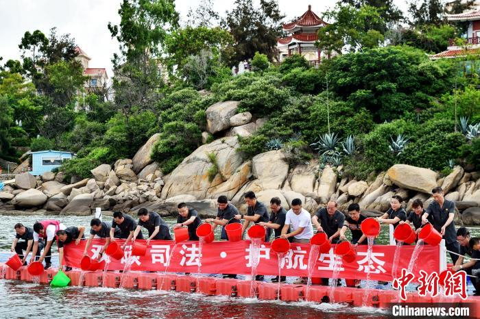 会后，参会人员到东山马銮湾进行海上增殖放流。　漳州中院供图