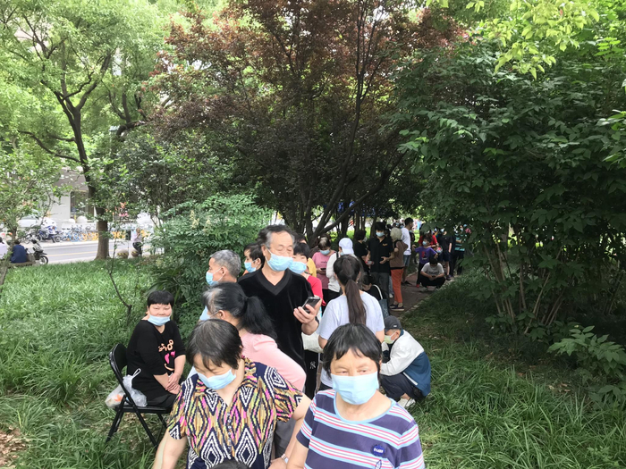 早晨九点，北虹居委采样点的排队情况。 受访者供图