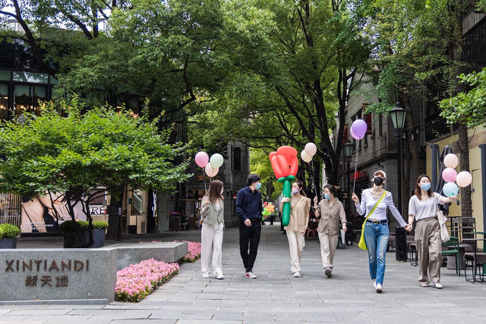 6月1日，在上海新天地，市民带着愉快的心情逛街。