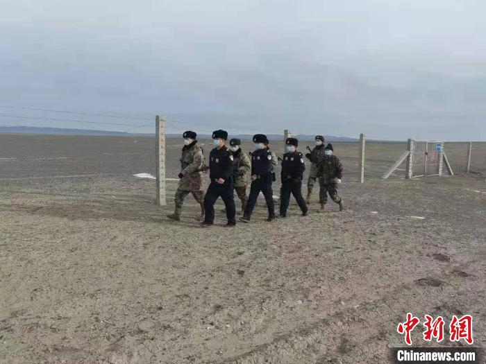 图为吉日嘎拉和“战友”们巡边。　受访者供图