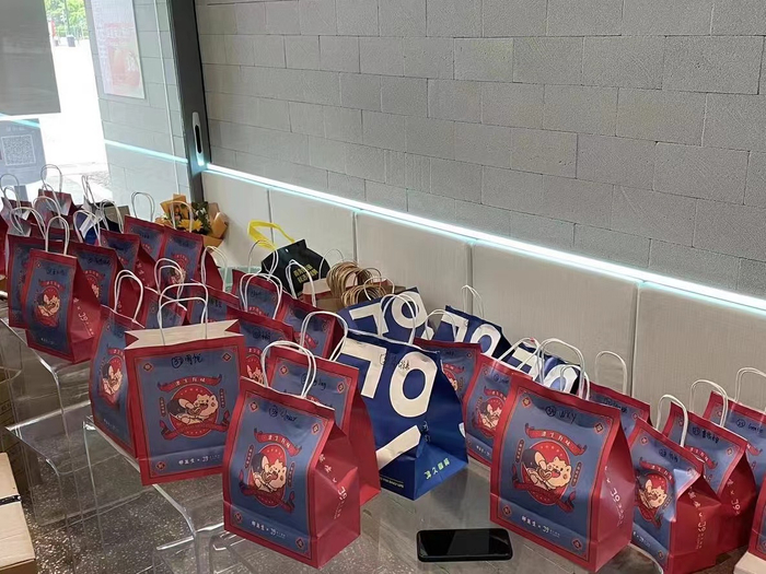 5月10日，“津久咖啡”的人民广场店由于获得了保供网点的资格得以率先复工。 唐峰 图