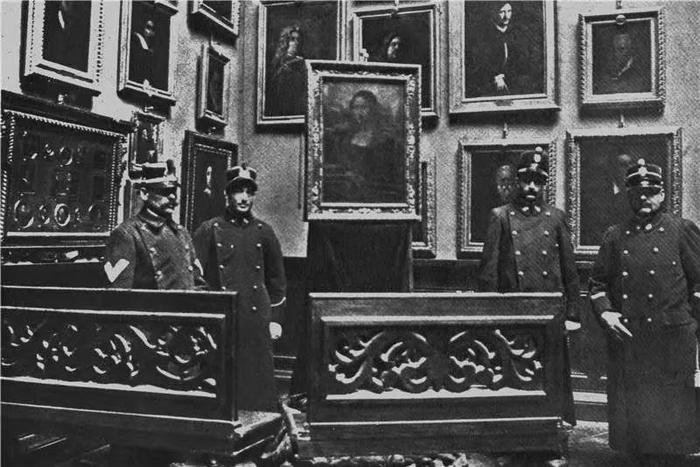 1913年《蒙娜麗莎》失而複得後先在佛羅倫薩展出，然後歸還盧浮宮