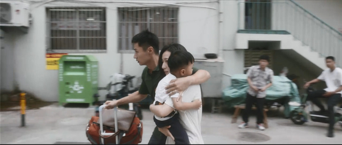 一家三口遭遇无妄之灾，只能出去躲一阵子。