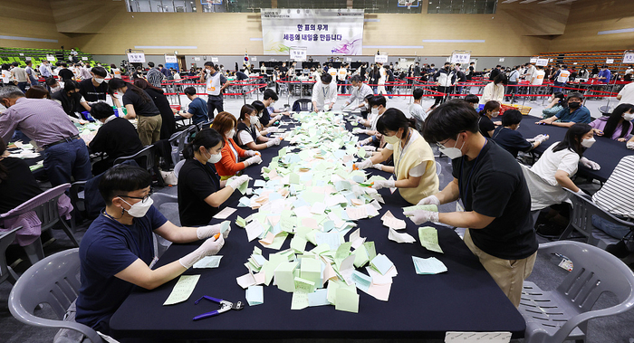 当地时间2022年6月1日，韩国世宗市，韩国第八届地方选举开始，当地进行开票工作。 视觉中国 图