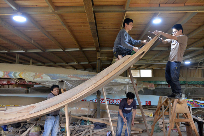 方剑伟（右）和父亲方绍杰（上左）等父辈们在一起制作龙舟。 图 东方ic