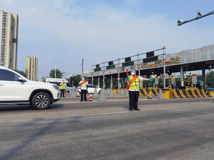 高速公路正常收费，现场加强车辆疏导/记者黄河拍摄