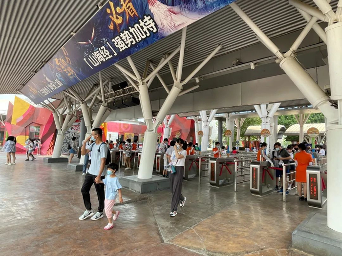 北京欢乐谷游客扫码、测温、验证入园/记者孙媛拍摄