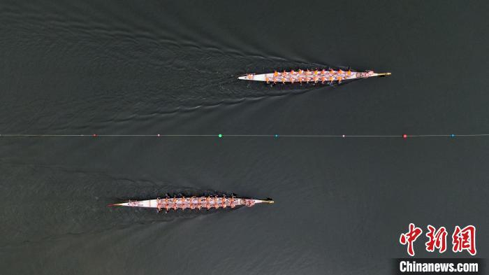 资料图：俯瞰参赛龙舟竞波逐流。　郭旭 摄