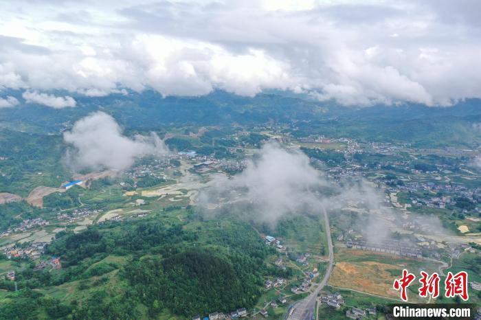 航拍绥阳县洋川街道上空云雾景观。　瞿宏伦 摄
