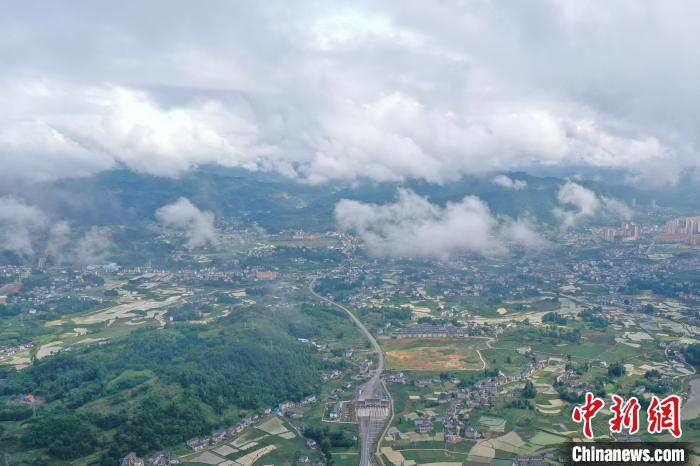 航拍绥阳县洋川街道上空云雾景观。　瞿宏伦 摄