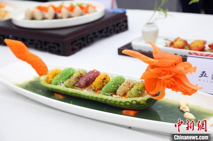 资料图：秭归端午特色美食五彩粽。　聂爽 摄