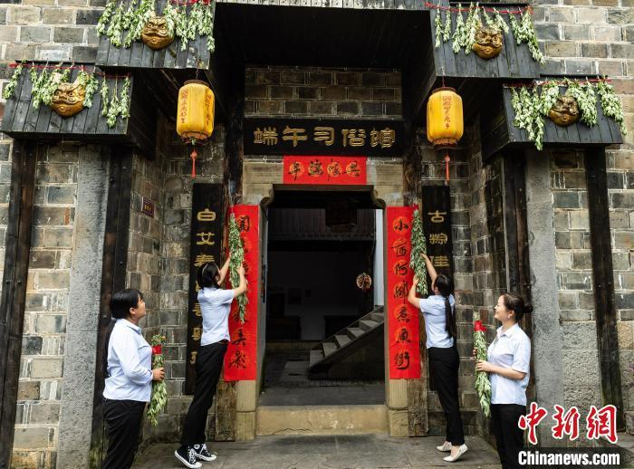 资料图：挂艾草 。郑家裕 摄