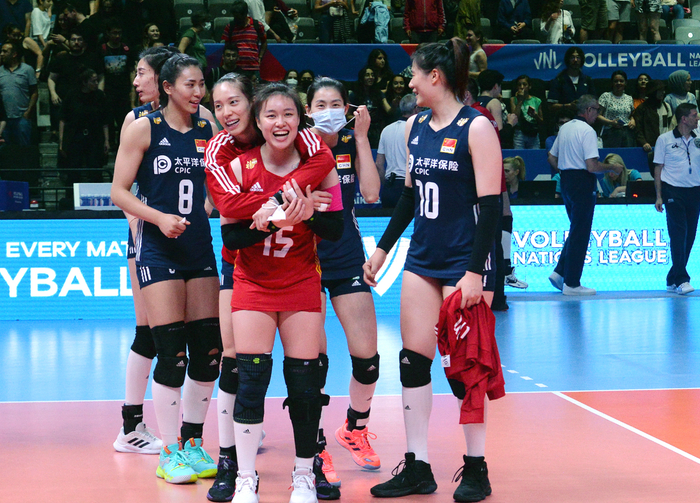 中国女排逆转荷兰队后，金烨（8号）和队友们一起庆祝胜利。  图/新华社