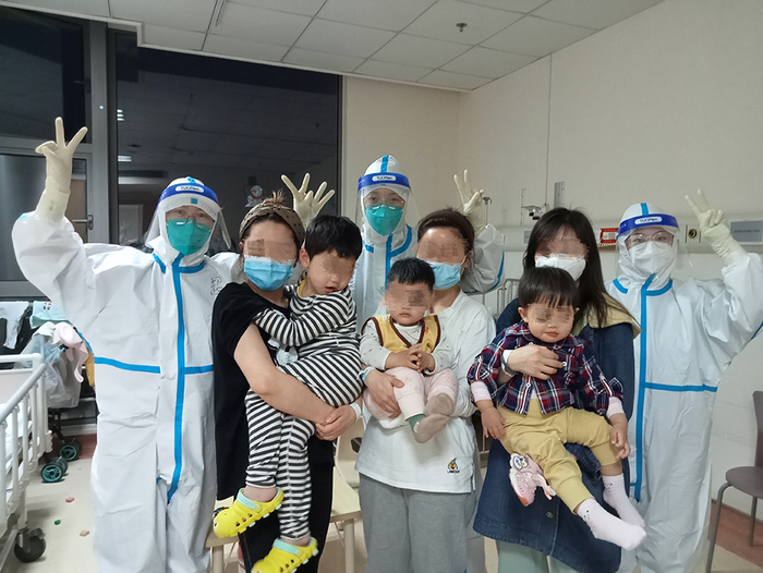 医疗队员欢送患儿机器家庭出院。 仁济医院南部院区 供图