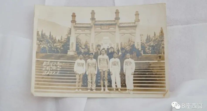 前排中间为年轻时的夏启宇