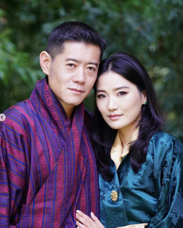 不丹王后最新亮相庆祝32岁生日!穿粉裙嫩如18,可惜单人照显落寞