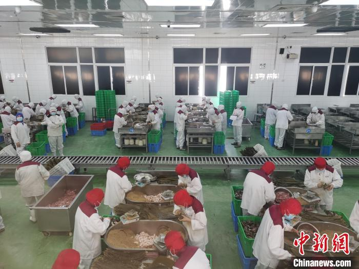 粽子生产车间 张雨滴 摄