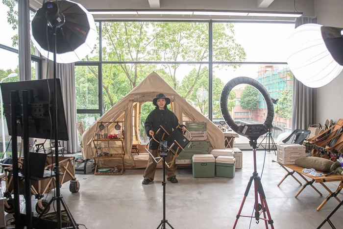 商家线上直播销售户外用品 图片来源：新华社