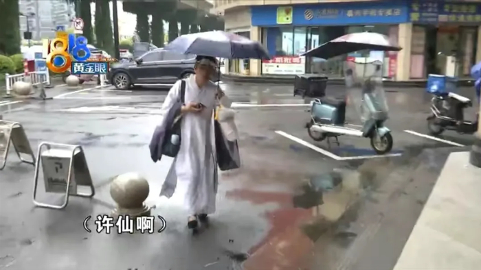 身穿汉服的刘先生。截图自《1818黄金眼》视频