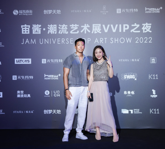 洪金宝42岁小儿子近照曝光,身材壮硕皮肤黝黑,中韩混血帅气有型|洪天照|曹恩玉|妻子|另一半_新浪娱乐_新浪新闻