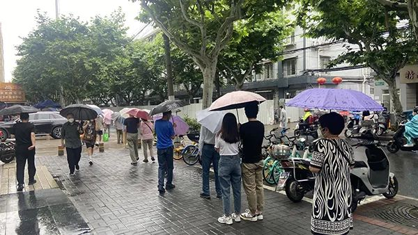 6月5日上午，共和新路街道卫生服务中心常态化核酸采样点位，居民有序排队测核酸。澎湃新闻记者 巩汉语 摄