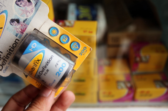 ▲2011年7月11日，北京某冲印店“收藏”的一个已经在市场绝迹的柯达APS胶卷。图/IC photo