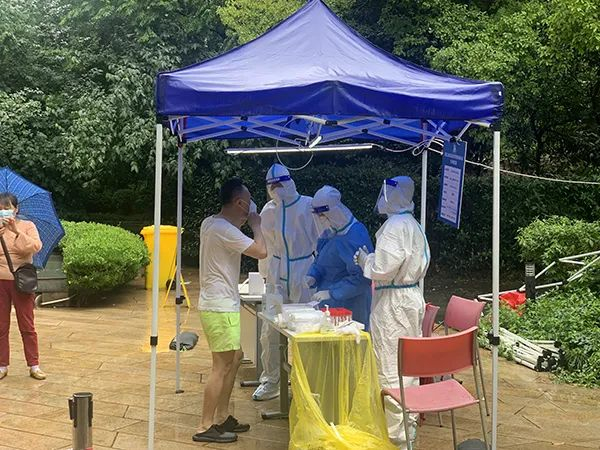 虹口区临平路一小区的采样点仅需扫核酸码，排队时长不到5分钟。澎湃新闻记者 朱奕奕 摄