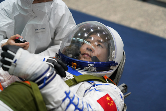 &nbsp;&nbsp;&nbsp;&nbsp;2021年8月14日，陈冬舱内服气密性检查。孔方舟/摄