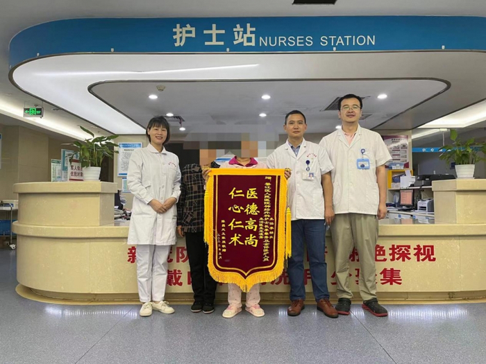 ▲患者及家属赠送锦旗