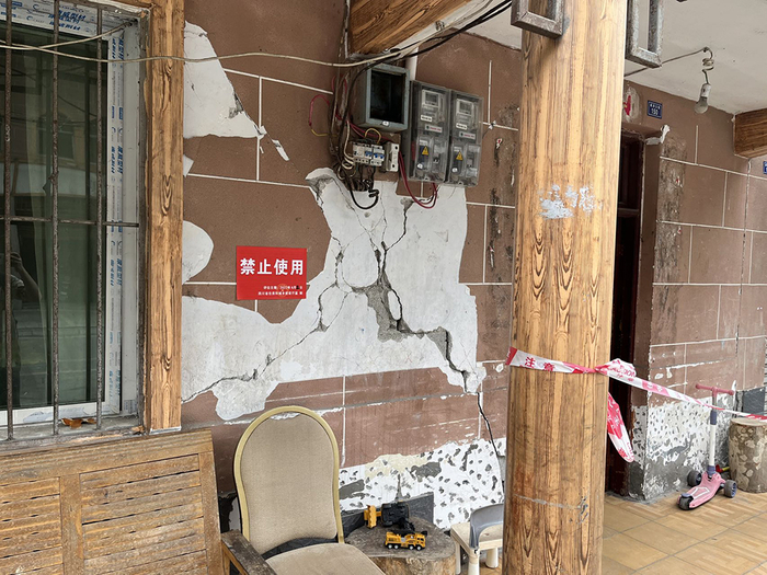 宝兴县城经鉴定为“禁止使用”的房屋。