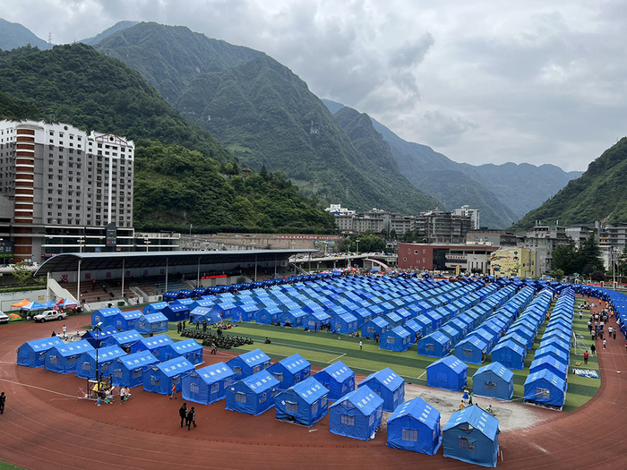 四面环山的宝兴县。