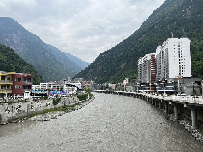 宝兴河穿城而过。