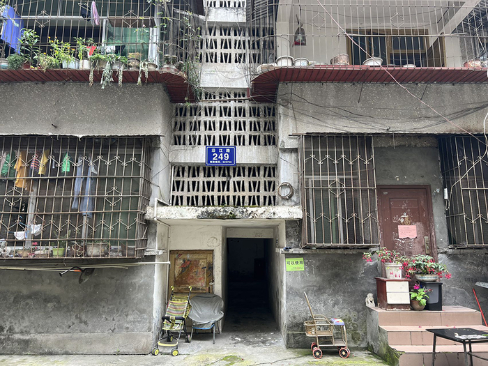 地震后宝兴沿江路的老建筑依然未受大的影响。