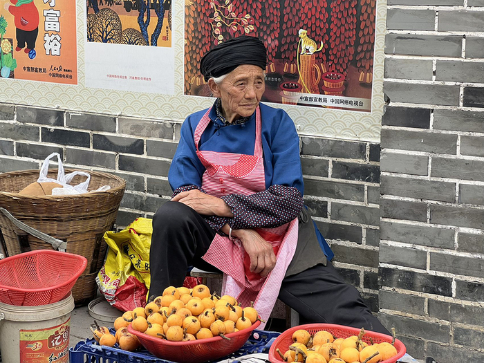 地震后在街上卖水果的老人。