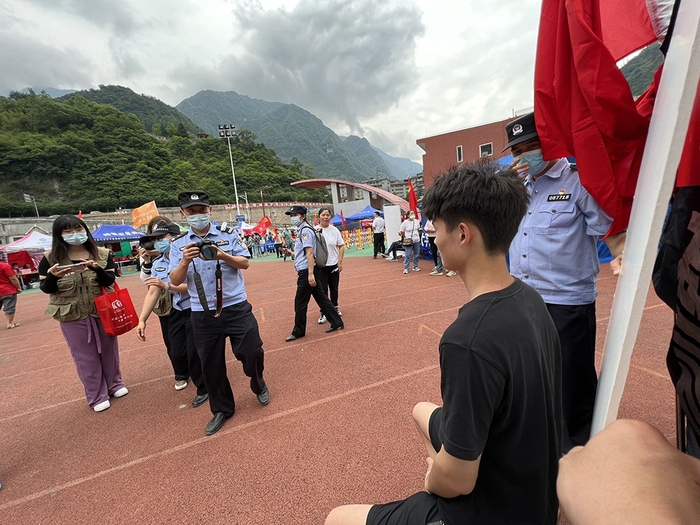 安置点帐篷加急补办身份证的高三考生。