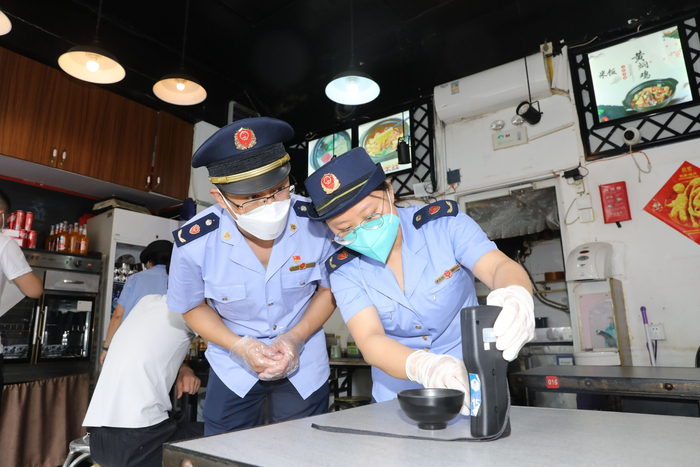 东城区市场监管局对餐饮企业进行检查。受访者供图