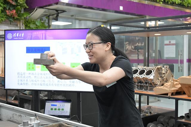 清华大学基础工业训练中心教师邢小颖在讲实操知识。本文图片均为受访者供图
