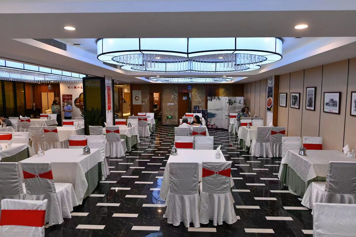 同春园餐厅内隔位就餐。受访者供图