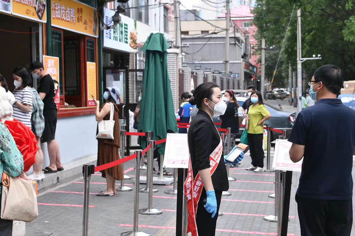 眉州东坡店外摆摊。受访者供图