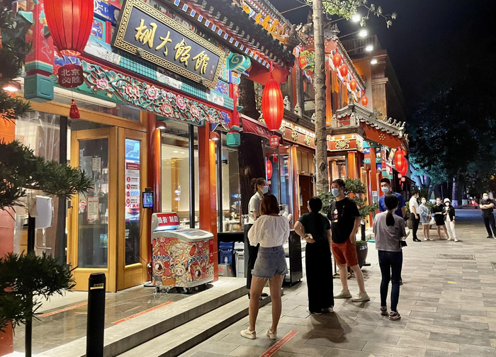 6月5日晚上11时多，顾客排队，等待堂食。新京报记者 王萍 摄