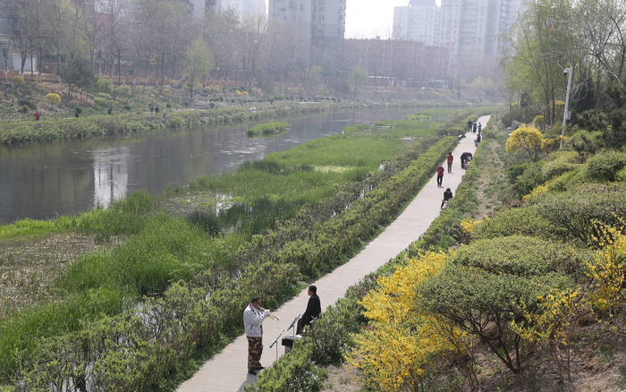 优美河湖吸引居民休闲娱乐。新京报记者 王飞 摄