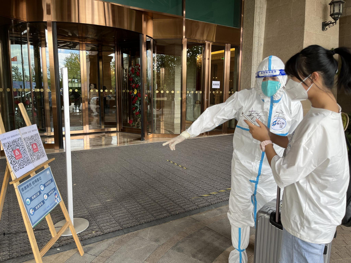 考生进酒店前扫码出示健康宝，严格落实防疫管理措施。丰台区供图（何洪涛 摄）